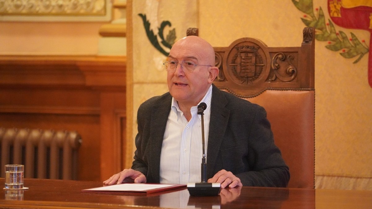 Carnero durante la rueda de prensa en el Ayuntamiento.-E. M.