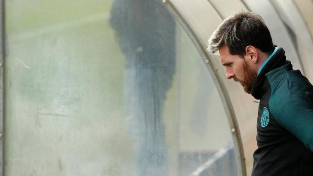 Messi entra en la ciudad deportiva de Sant Joan Despí  antes del duelo con el Borussia.-REUTERS / ALBERT GEA