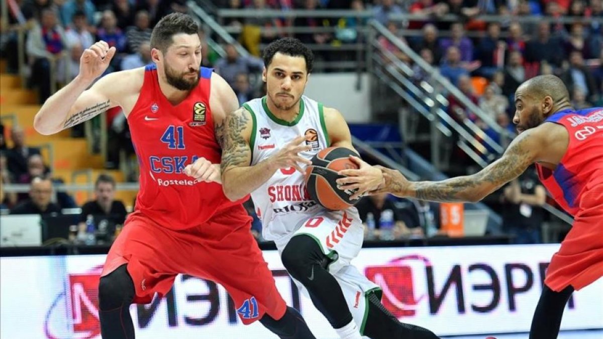 Larkin controla el balón en un partido de Euroliga ante el CSKA-NATALIA KOLESNIKOVA / AFP