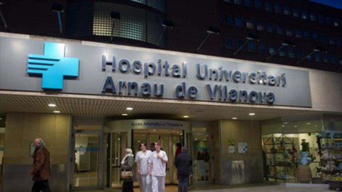 Entrada del Hospital Arnau de Vilanova.-DEFOTO / RAMON GABRIEL