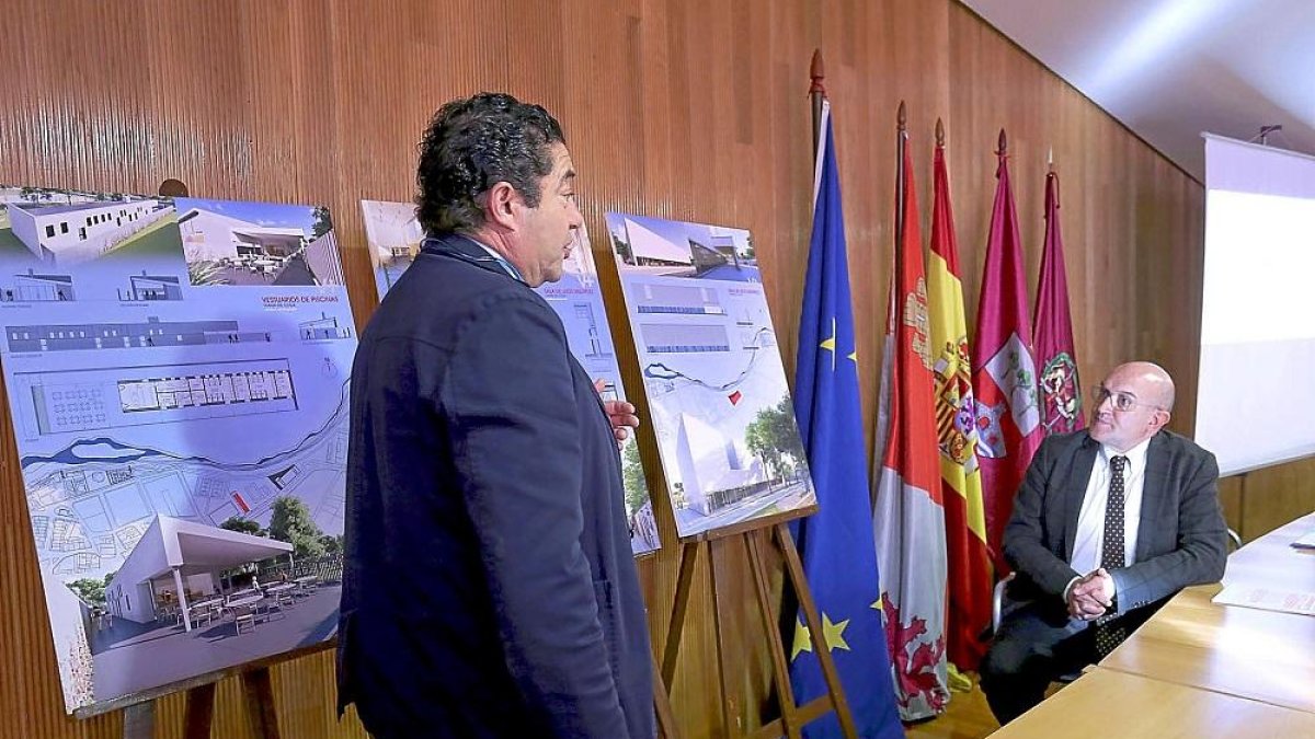 Jesús Julio Carnero escucha la exposición de Alberto Collantes sobre el nuevo centro multiusos de Viana.-ICAL