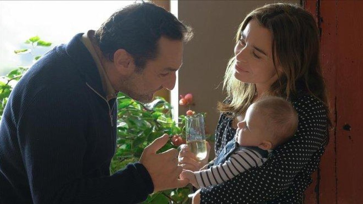 Gilles Lellouche y Élodie Bouchez en una escena de En buenas manos.-CARAMEL FILMS
