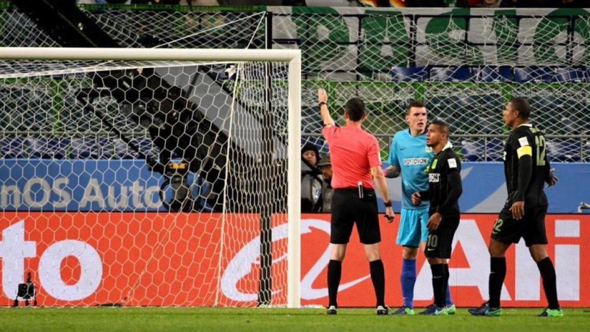 Viktor Kassai ha señalado el primer penalti a partir de una repetición.-TOSHIFUMI KITAMURA