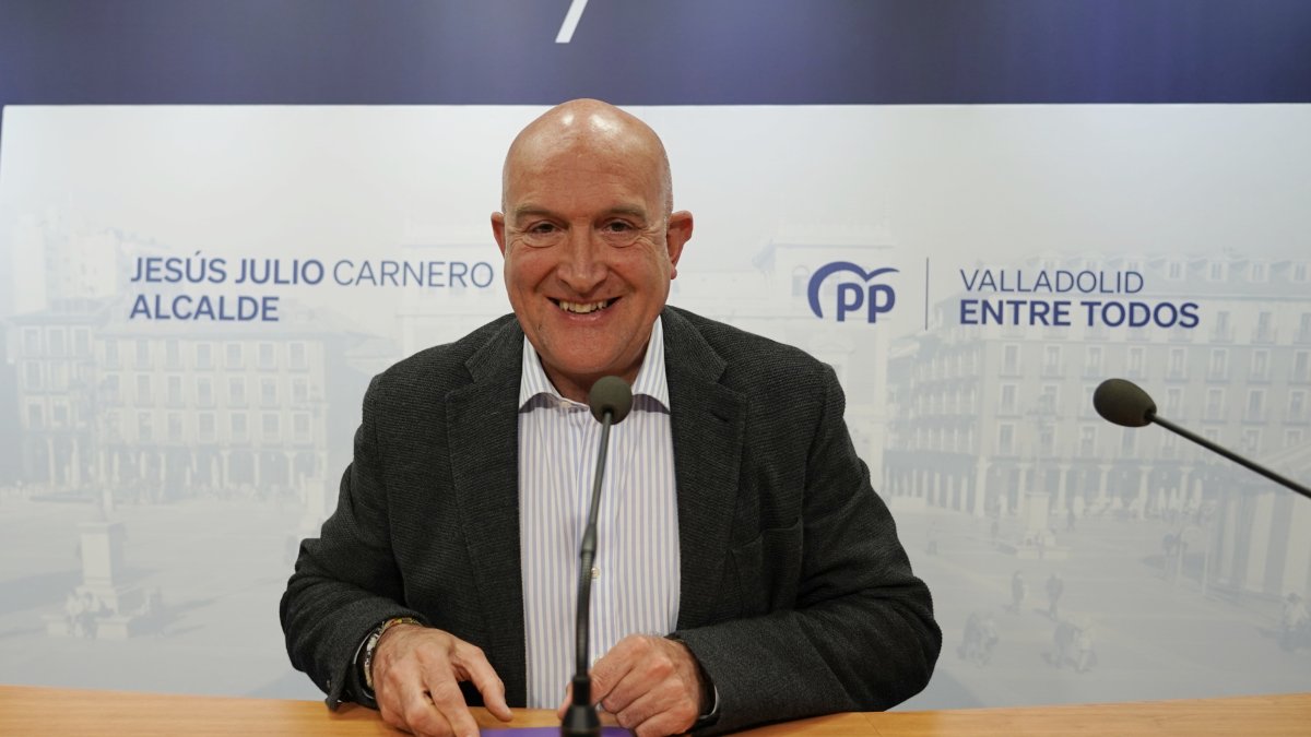 Jesús Julio Carnero durante una rueda de prensa como candidato a la Alcaldía. ICAL