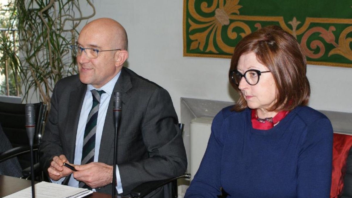 El presidente de la Diputación de Valladolid y de la Comisión de bienestar, Jesús Julio Carnero, y la vicepresidenta y alcaldesa de Alaquàs (Valencia), Elvira García Campos, en la constitución de la comisón de biniestar social de la FEMP-ICAL
