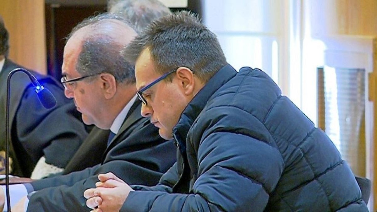 Miguel Ángel López, el ‘Terre’, ayer junto a su abogado y el acusador particular, en el juicio.-LA 8 VALLADOLID