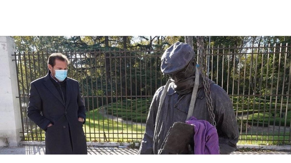 El alcalde de Valladolid observa la instalación de la estatua de Miguel Delibes junto a la entrada principal del Campo Grande. - AYUNTAMIENTO DE VALLADOLID