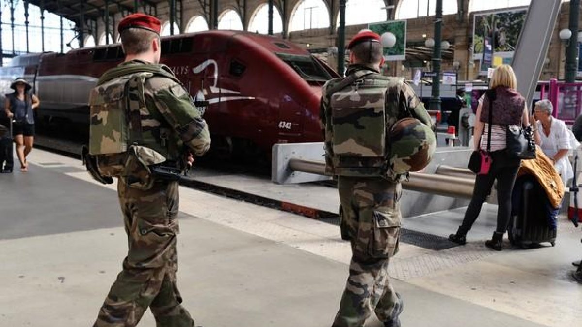 Militares patrullan en la Gare du Nord, en París.-AP