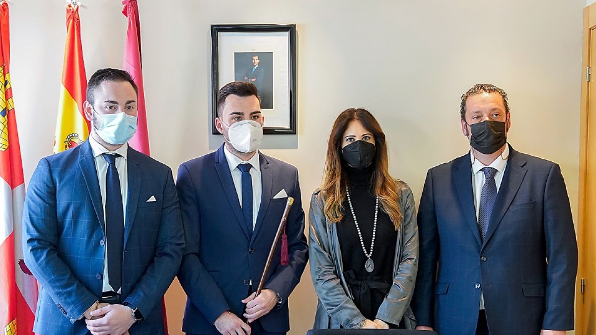 Los ediles del Partido Popular posan tras la moción de censura: Adrián Martín, Roberto Migallón, María Esther Peláez y Basilio Hernández, ayer. | J.M. LOSTAU