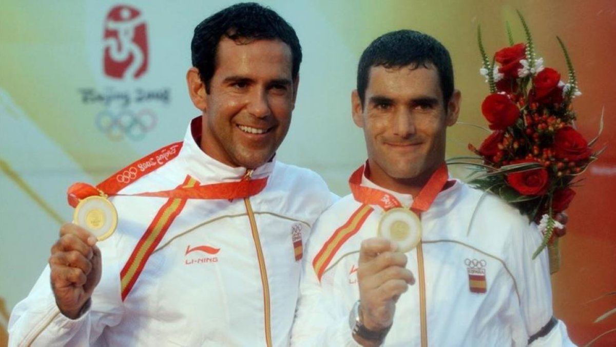 Fernando Echávarri, a la izquierda, junto a Antón Paz cuando ganaron la medalla de oro en los Juegos de Pekín-AFP / DON EMMERT
