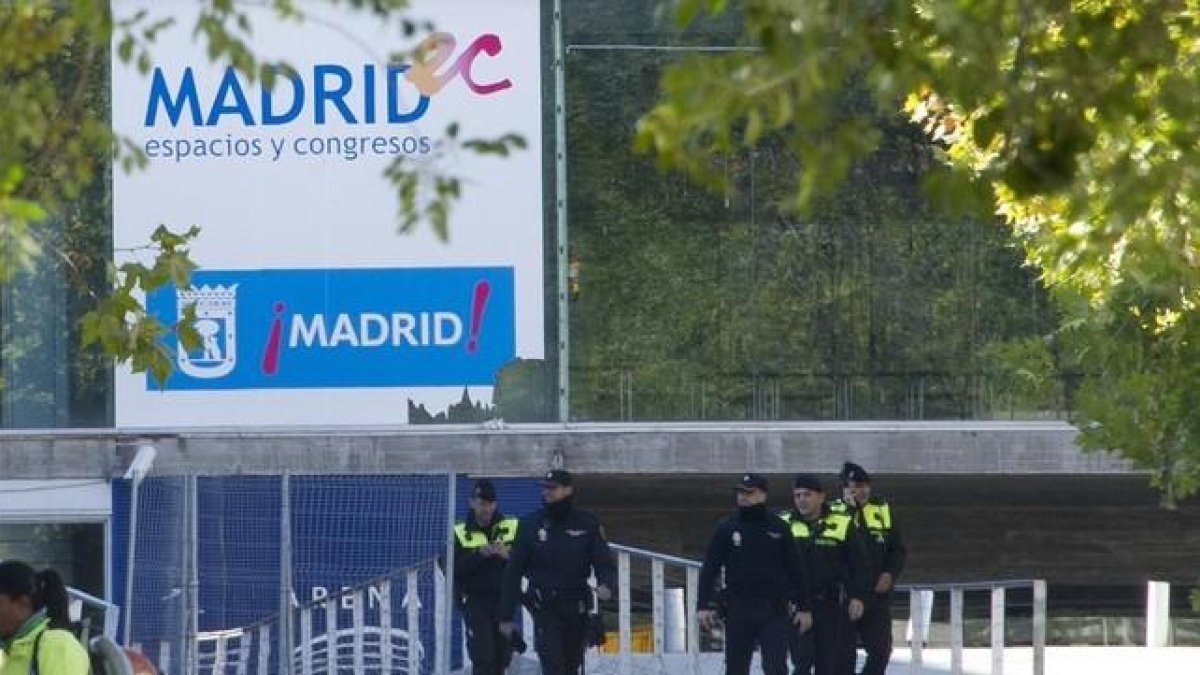 Policías en el exterior del pabellón Madrid Arena, horas después de la desgracia.-AFP / DOMINIQUE FAGET