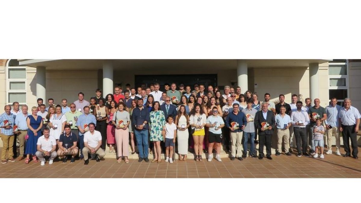 Foto de familia de la Gala Regional de balonmano. / EL MUNDO