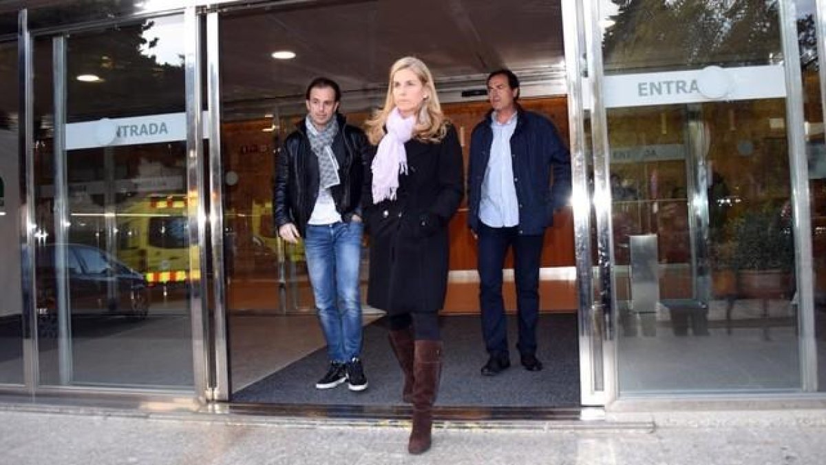 Arantxa Sánchez Vicario y su marido, Josep Santacana (izquierda), salen del tanatorio de Les Corts en Barcelona tras la trifulca con su familia, la tarde de este viernes.-GTRES / KBCN