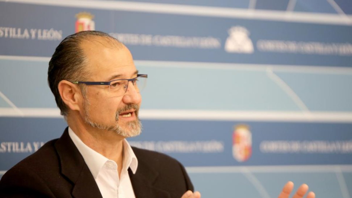 El portavoz de Ciudadanos en las Cortes, Luis Fuentes, presenta la iniciativa 'Cortes abiertas' y analiza la actualidad parlamentaria.-ICAL
