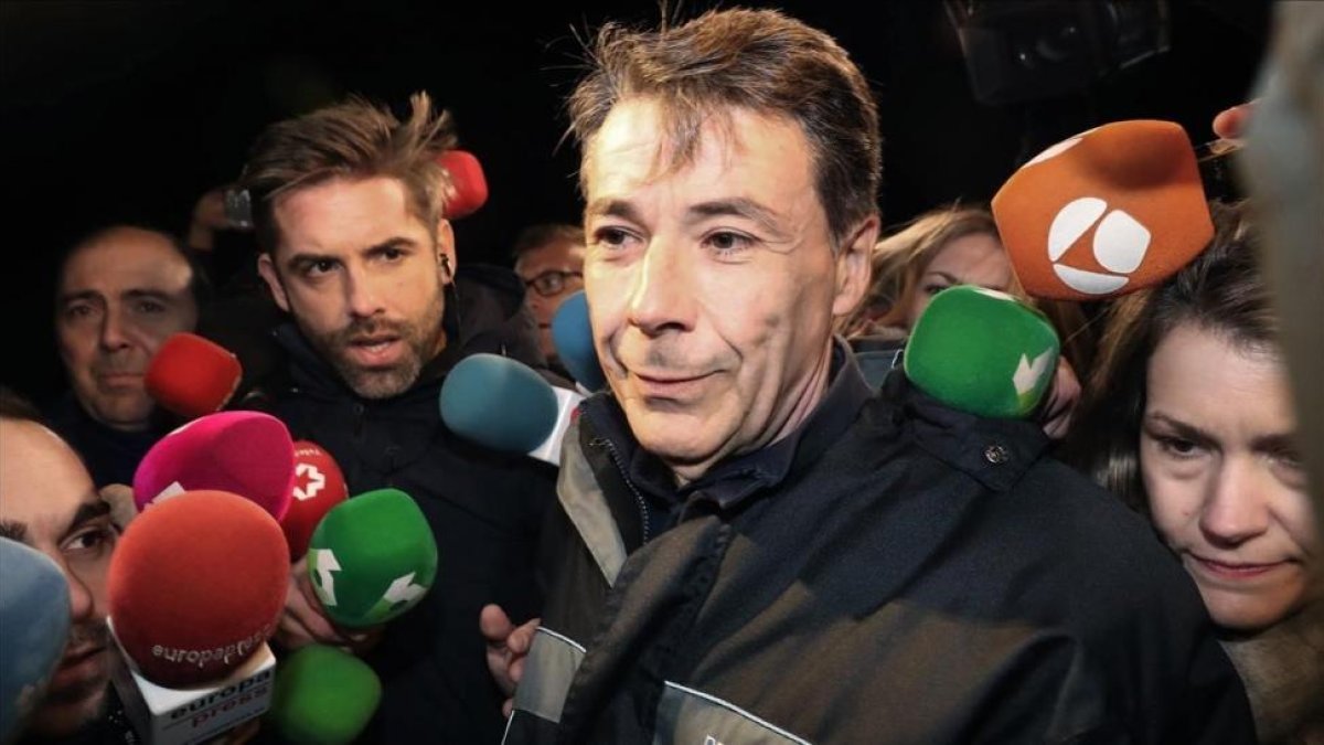 Ignacio González rodeado de medios, tras su salida de prisión.-/ KIKO HUESCA/EFE