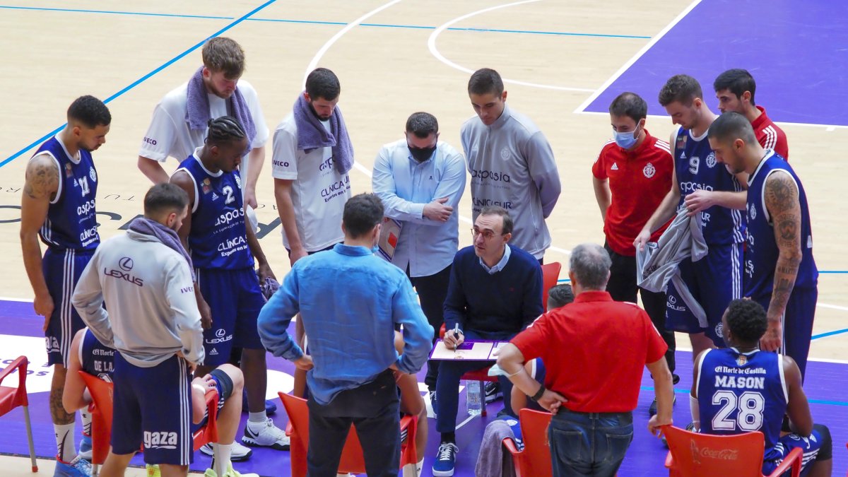 Photogenic/Miguel Ángel SAntos. Valladolid. 18/10/2020.
Polideportivo Pisuerga. Partido LEB-Oro. Clínica Sur Aspasia-Ourense. Fotos de juego. Hacer una muy vertical también. Fotos de tiempo muerto y panorámica pabellón.