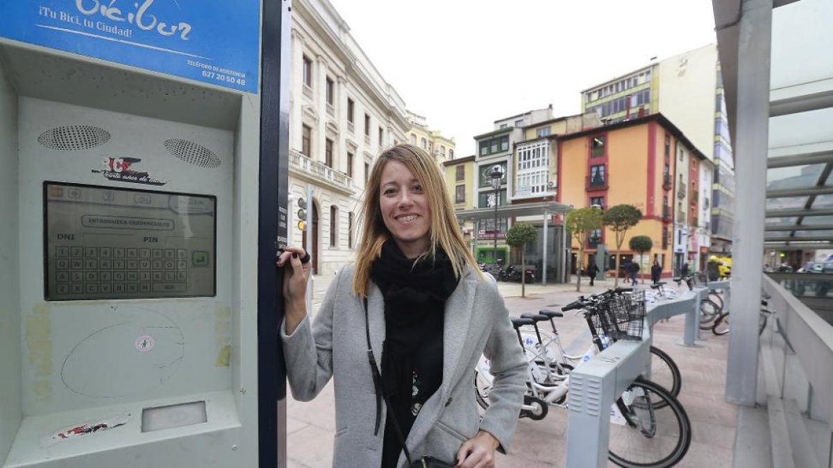 Beatriz Abejón posa en una de las báncadas de préstamo de bicicletas de la ciudad de Burgos, situada en la céntrica plaza de Santo Domingo.-RAÚL OCHOA