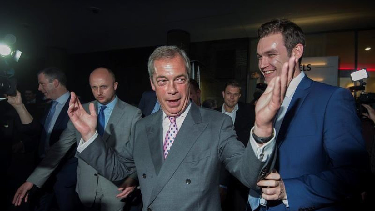 Nigel Farage, eufórico en la sede de su partido.-EFE