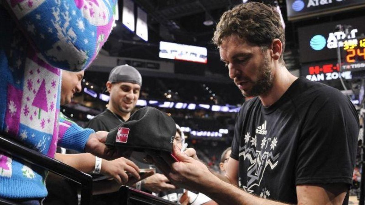 Pau Gasol firma autógrafos antes de su partido contra los Bulls.-EFE / WILLIAM J. ABATE