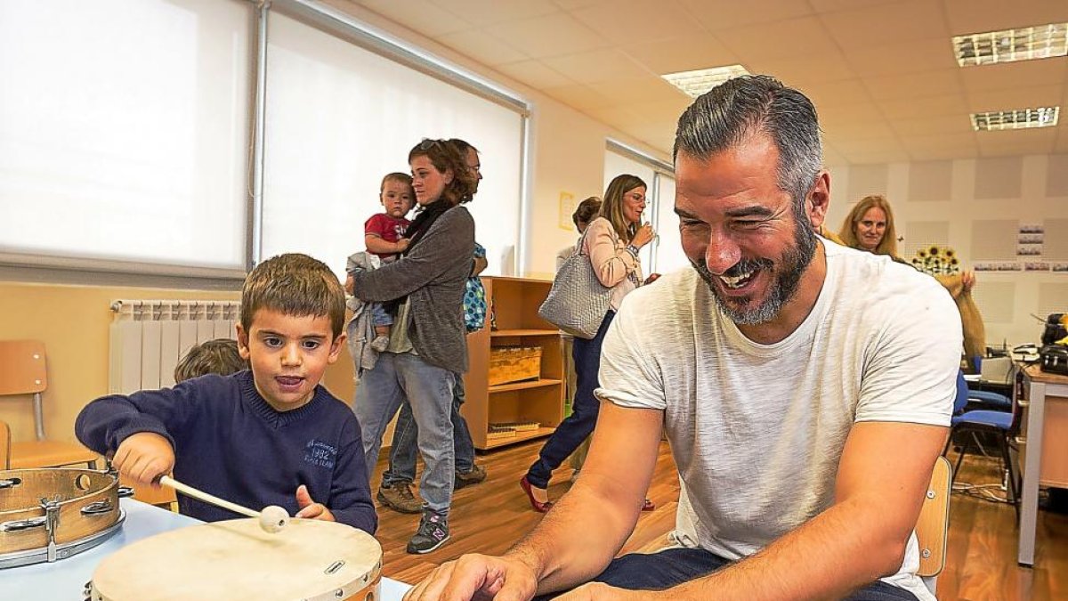Imagen de archivo de la jornada de puertas abiertas en la Escuela Municipal de Música con la presencia del Dj Óscar de Rivera.-MIGUEL ÁNGEL SANTOS (PHOTOGENIC)