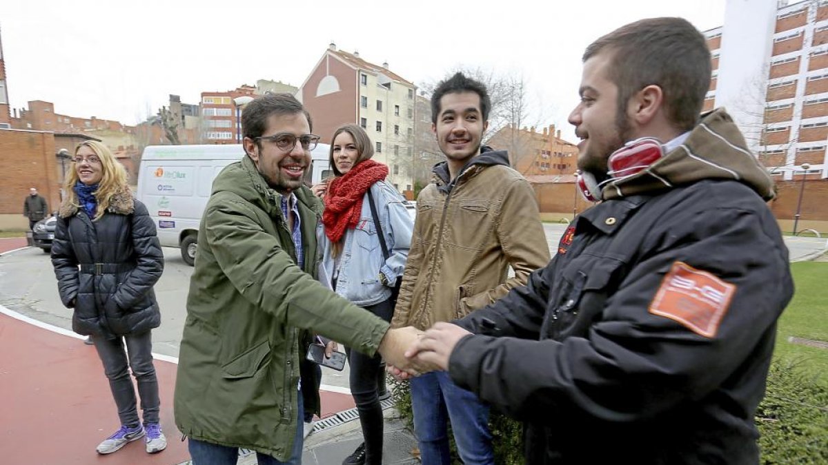 El director general de Juventud, Eduardo Carazo, saluda a participantes del programa Eurojoven.-ICAL