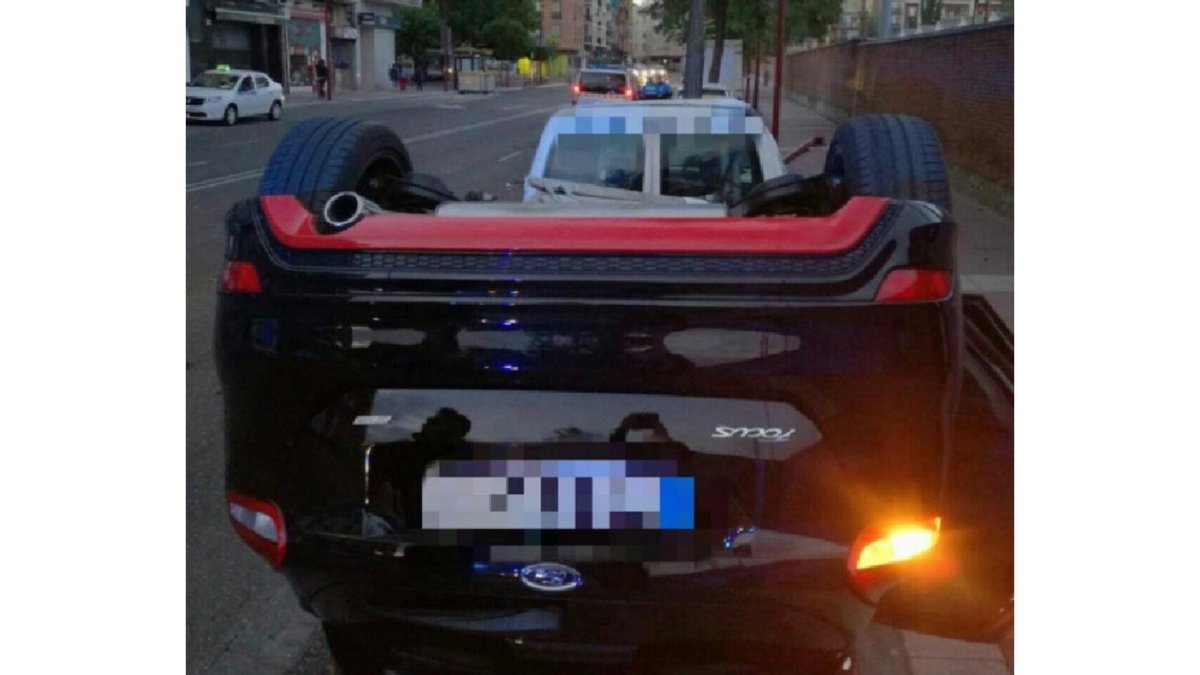 Imagen del vehículo accidentado.-EL MUNDO