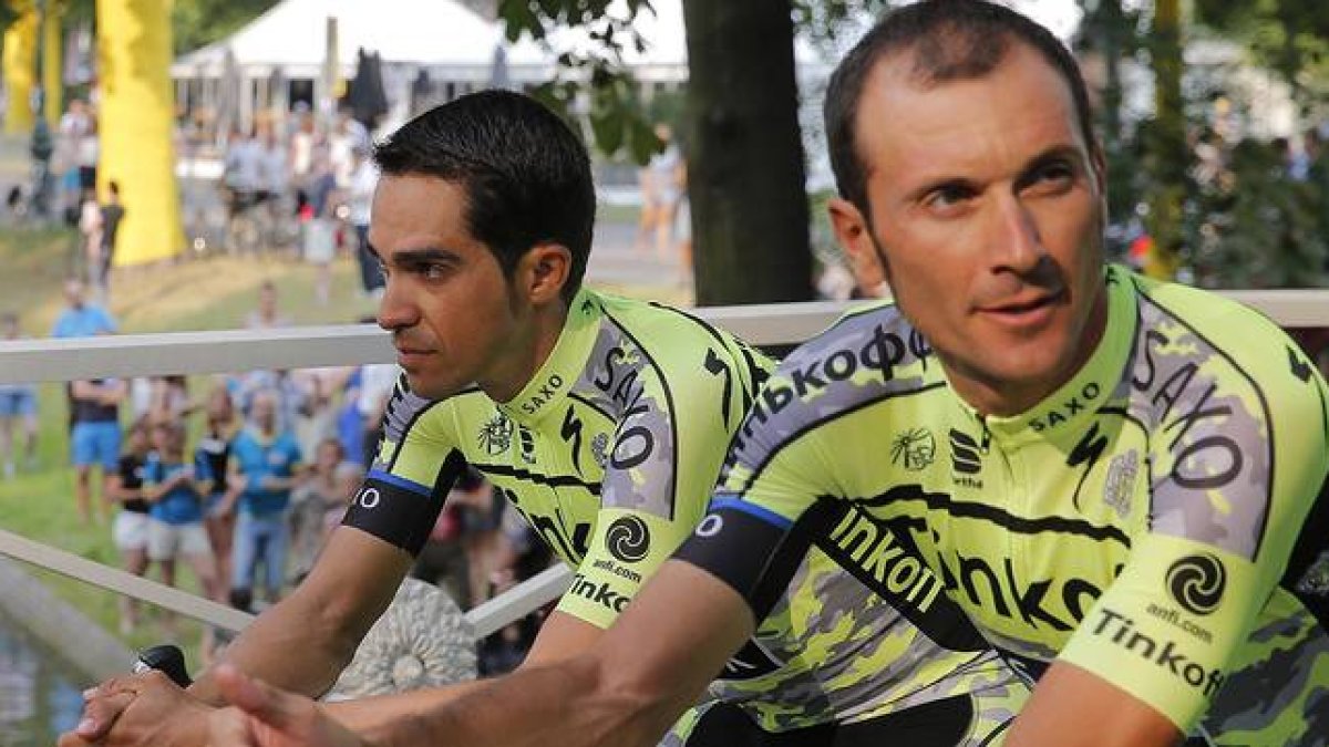 Alberto Contador e Ivan Basso, el pasado 2 de julio en Utrecht, dos días antes de empezar el Tour 2015.-Foto: AP / CHRISTOPHE ENA