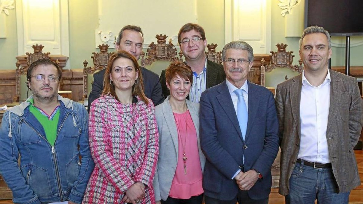 Verona, Vidal, Fernández, Sánchez e Izquierdo, en primera fila. Detrás Zarandona y Zancada-J. M. Lostau