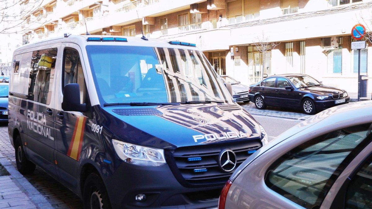 Imagen de archivo de un furgón policial. / E.M.