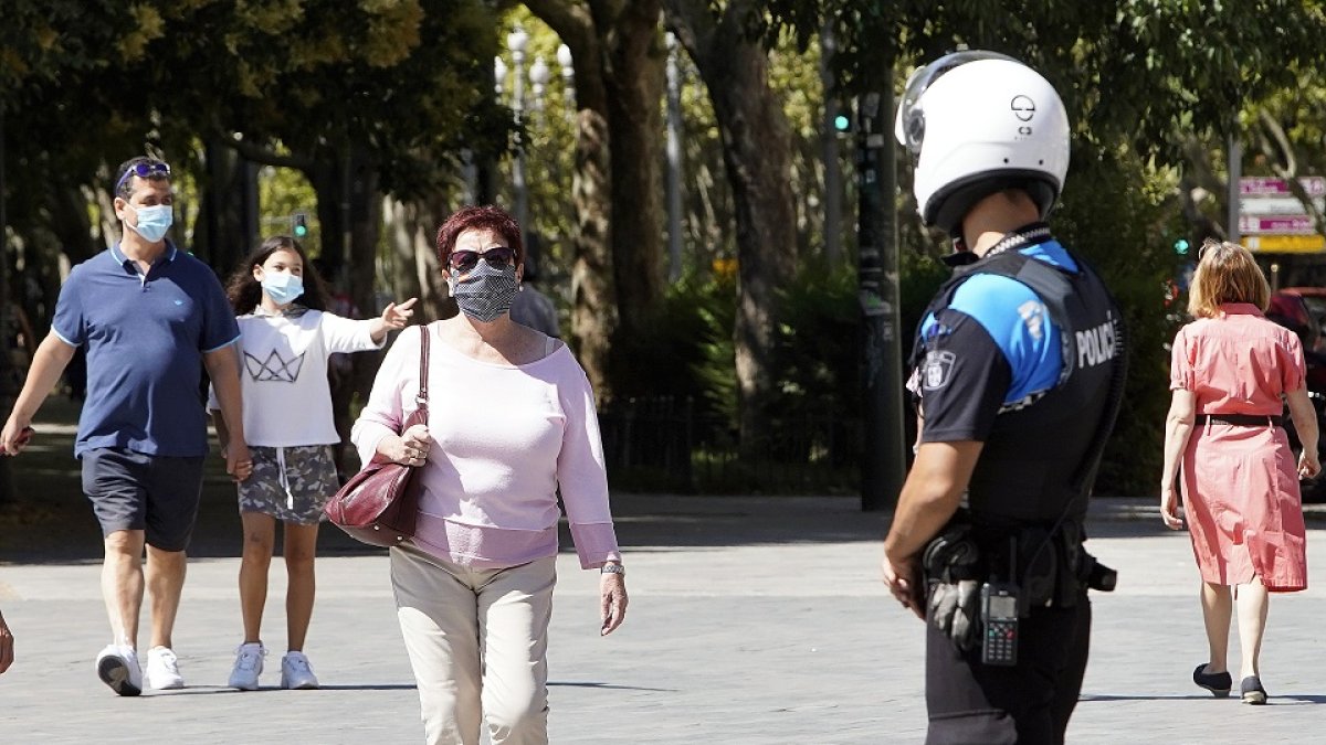 Policía de Valladolid vigila que se cumpla la obligatoriedad del uso de mascarilla. - JUAN MIGUEL LOSTAU