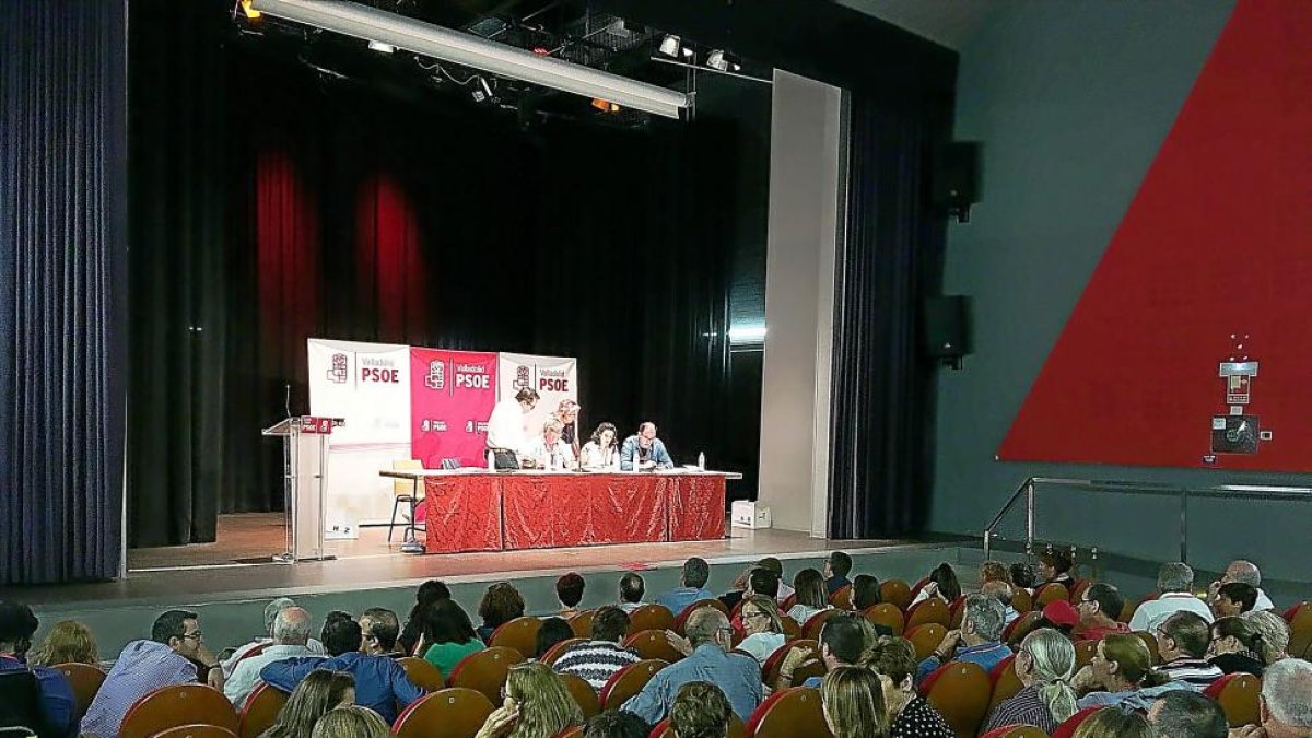 Congresillo celebrado ayer en el centro cívico Bailarín Vicente Escudero para elegir los delegados al congreso regional.-E. M.