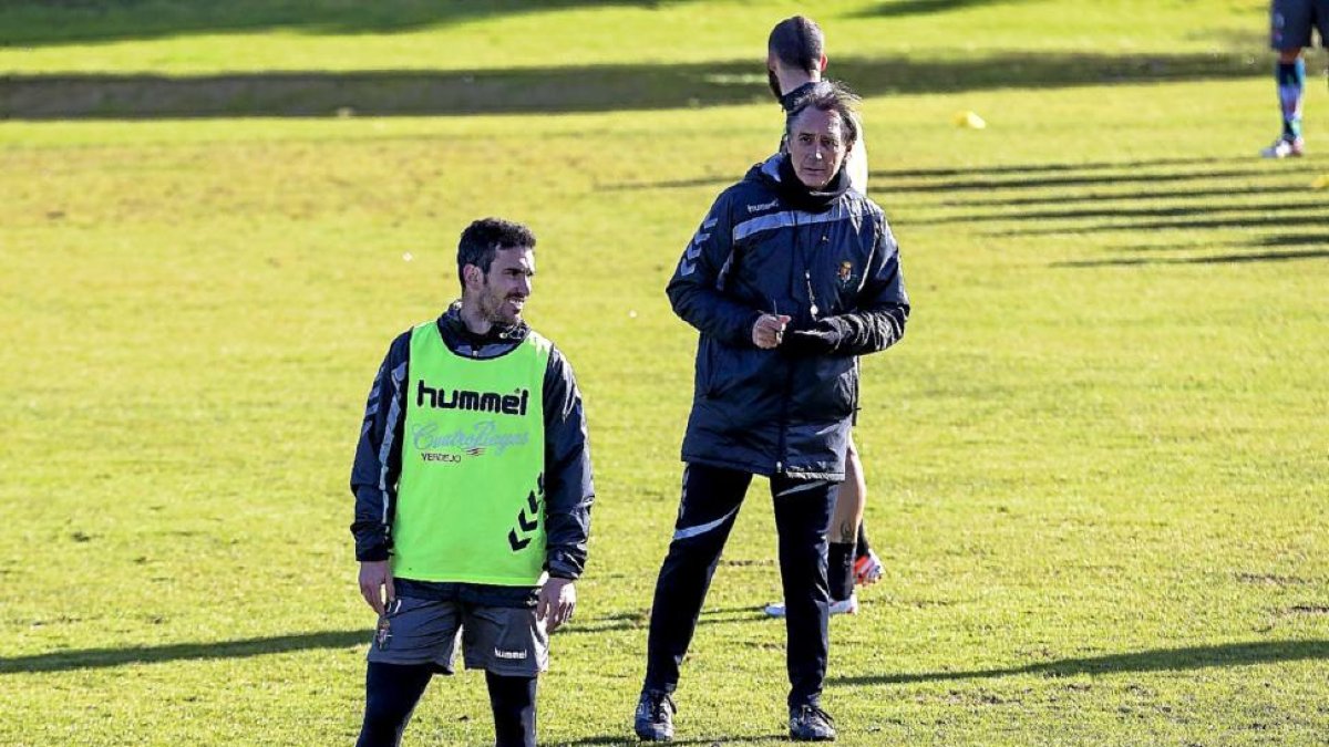 Alfaro observa algo durante el entrenamiento de ayer, ante Portugal y Timor, de espaldas.-Miguel Ángel Santos