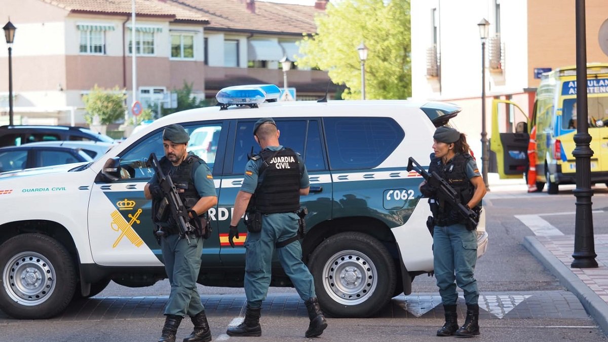 La Guardia Civil en Santovenia de Pisuerga tras el asesinato.- PHOTOGENIC