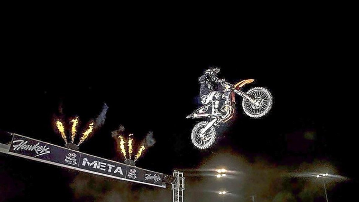 Joan Cros, vencedor en la prueba SX1, se exhibe durante su participación en el circuito de Parquesol.-C. CALDERÓN