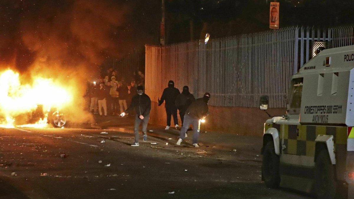 Enfrentamientos entre manifestantes y policía en Londonderry (Irlanda del Norte).-AP
