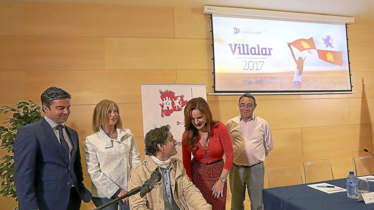 José Luis Gutiérrez toca el piano ante la mirada de Clemente.-ICAL