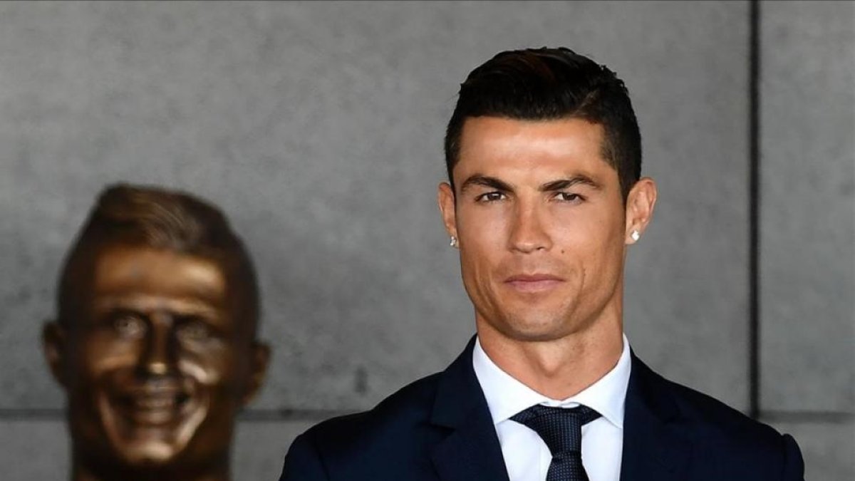Cristiano Ronaldo, junto a su busto en Madeira-AFP / FRANCISCO LEONG