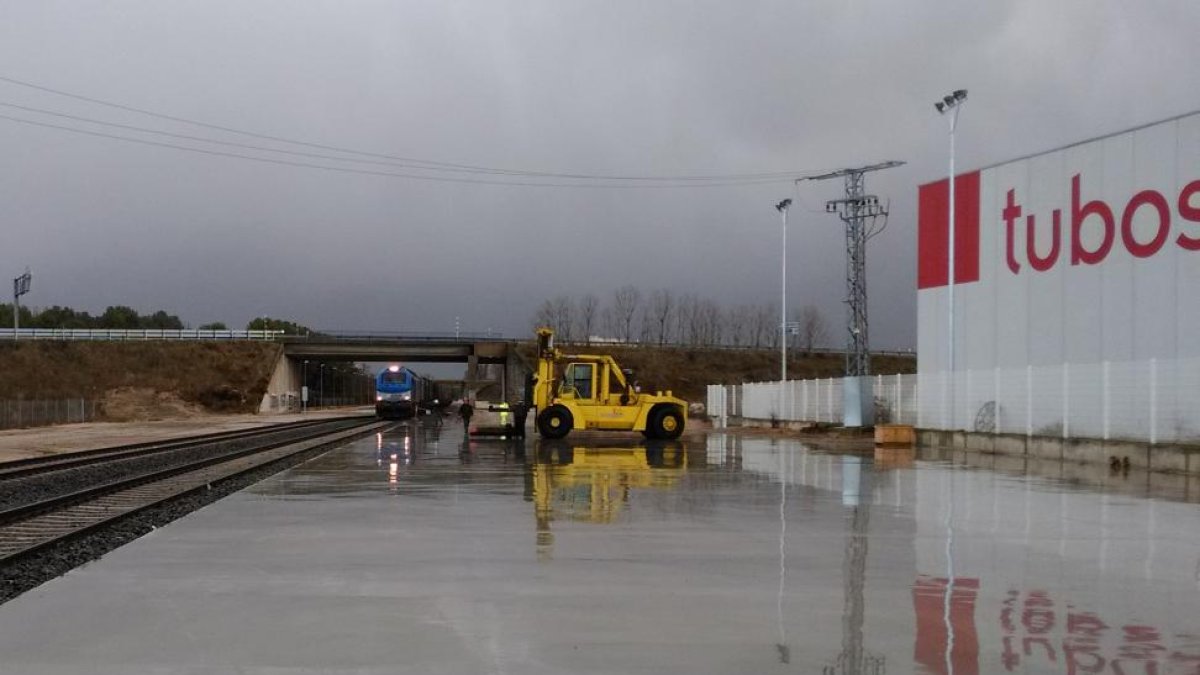 Un tren llega a Tubos Aranda por el ramal ferroviario, que fue un factor de competitividad vital para el polígono.-L. VELÁZQUEZ