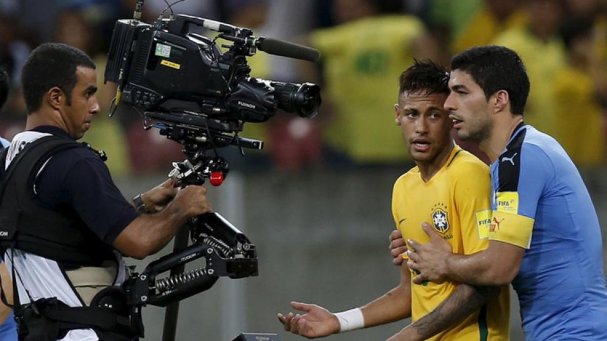 Luis Suarez y Neymar, en el Brasil-Uruguay de las eliminatorias del Mundial-2018.-REUTERS