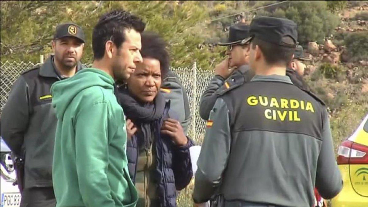 Ana Julia Quezada, en el centro, junto al padre del niño y su pareja y la guardia civil.-