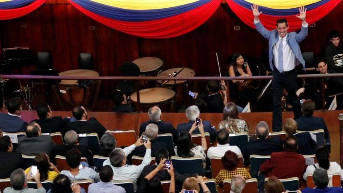Guaidó, durante un mitin con estudiantes en Caracas, este viernes.-REUTERS / CARLOS GARCÍA RAWLINS
