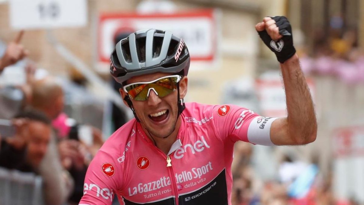Simon Yates celebra la victoria en la 11ª etapa del Giro.-/ LUK BENIES (AFP)