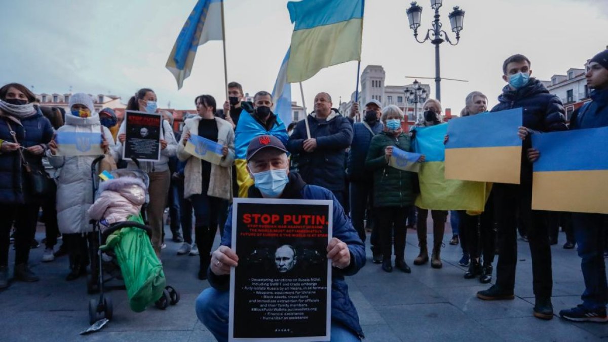 Concentración contra la guerra en Ucrania. - J.M. LOSTAU