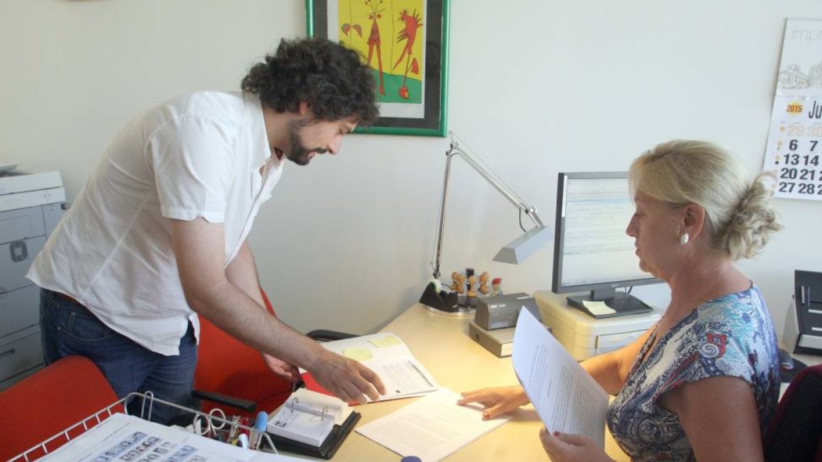 El procurador de IU-Equo convergencia por Castilla y León, José Sarrión, presenta una iniciativa parlamentaria junto a los concejales de IU Laguna de Duero Jesús Salamanca y Aurelia Hernández.-ICAL