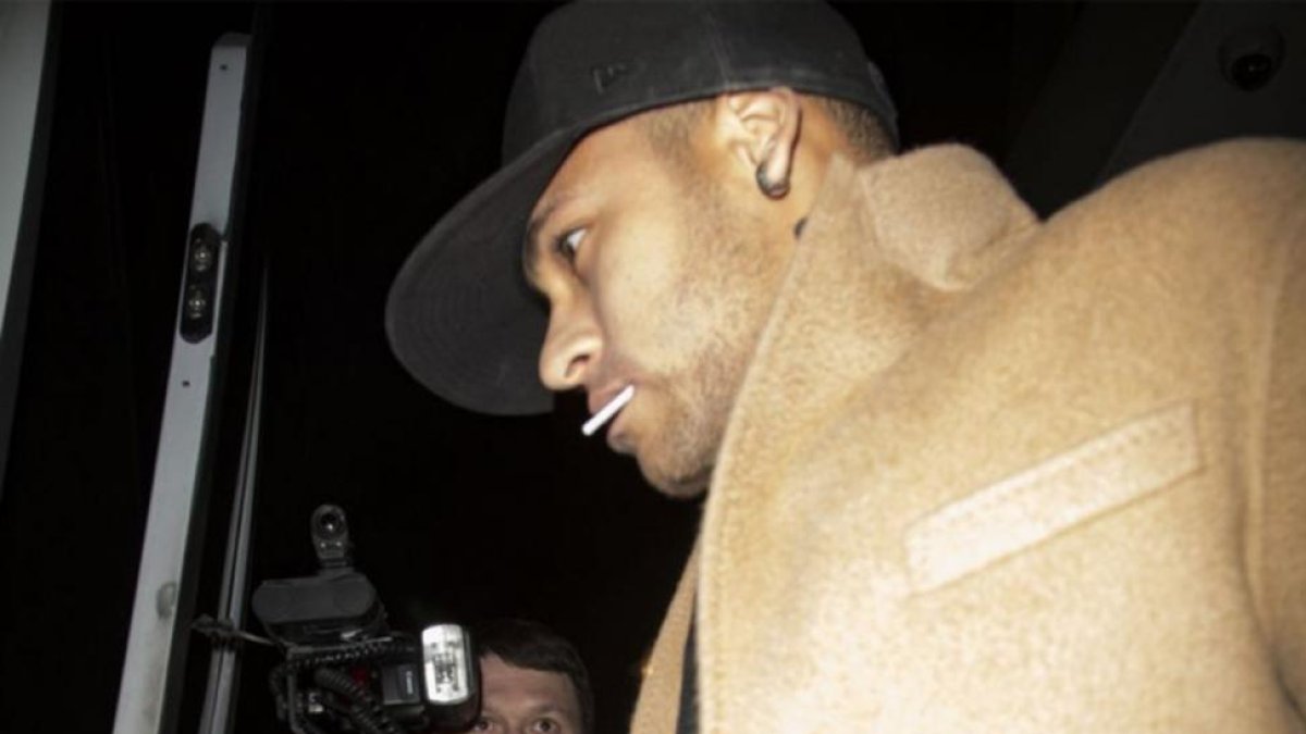 Neymar, a la salida de un club nocturno en Londres-