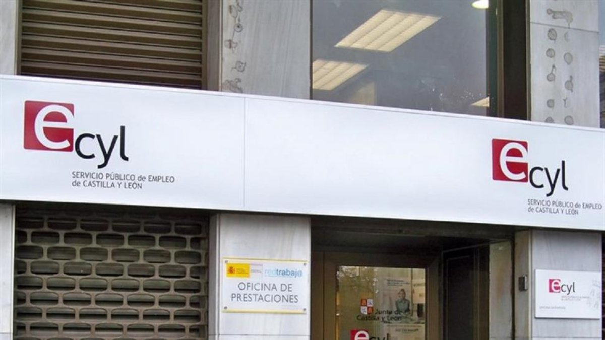 Puerta de la oficinal del ECyl de Poniente.-EUROPA PRESS