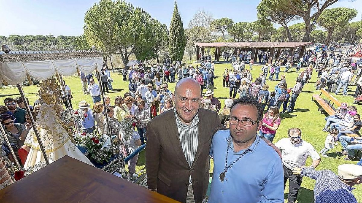 Jesús Julio Carnero y Alfonso Romo ayer, en la romería de la Virgen de Sacedón.-EL MUNDO