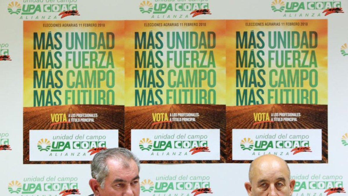 El coordinador de la Alianza UPA-COAG, Aurelio Pérez, (D) y el secretario de COAG, Aurelio González.-ICAL