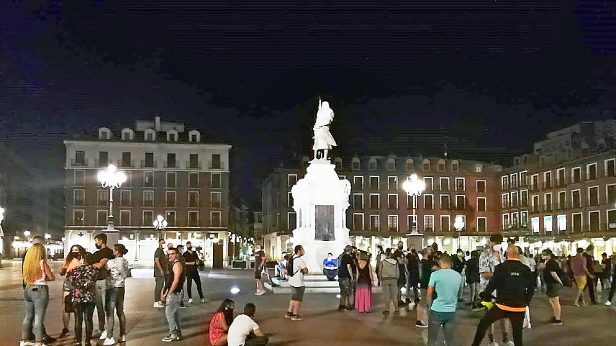 Concentración en la madrugada del sábado al domingo de empresarios de hostelería y clientes contra el cierre obligado a las dos. E. M.
