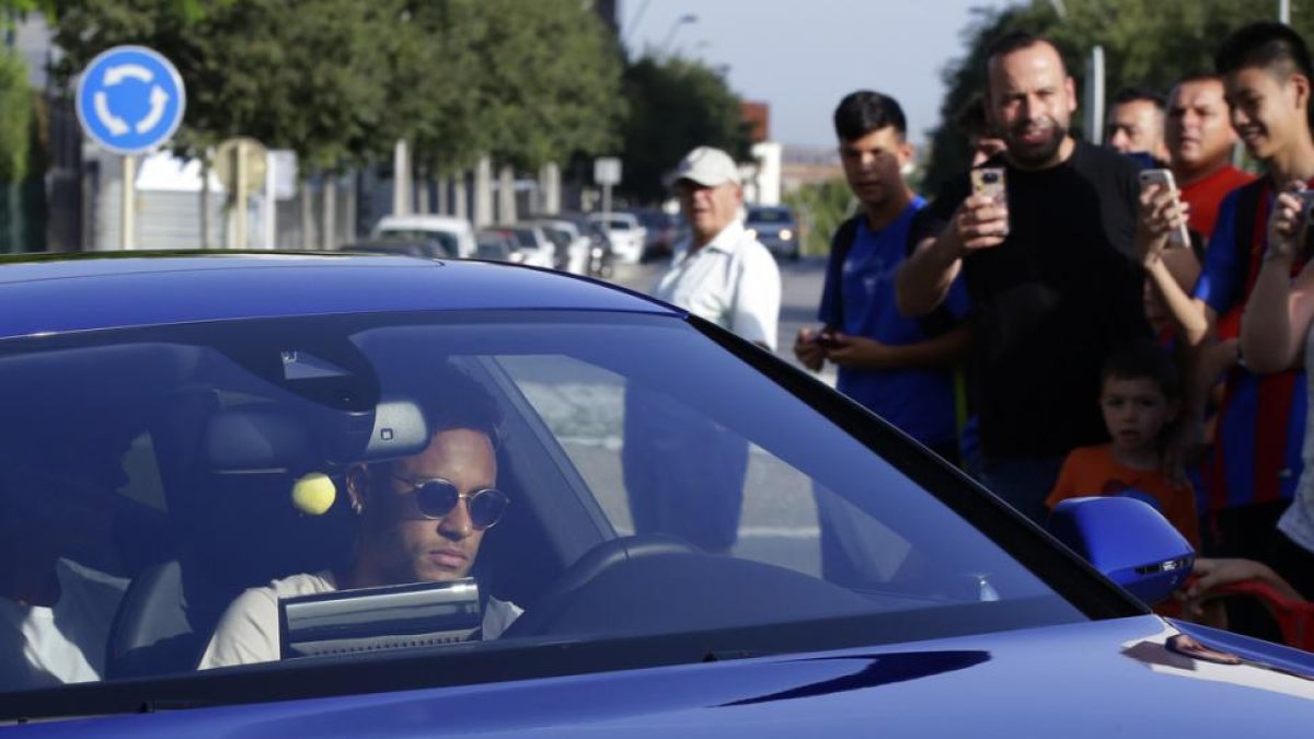 Neymar, este miércoles, a su llegada a Sant Joan Despí-AP / MANU FERNÁNDEZ